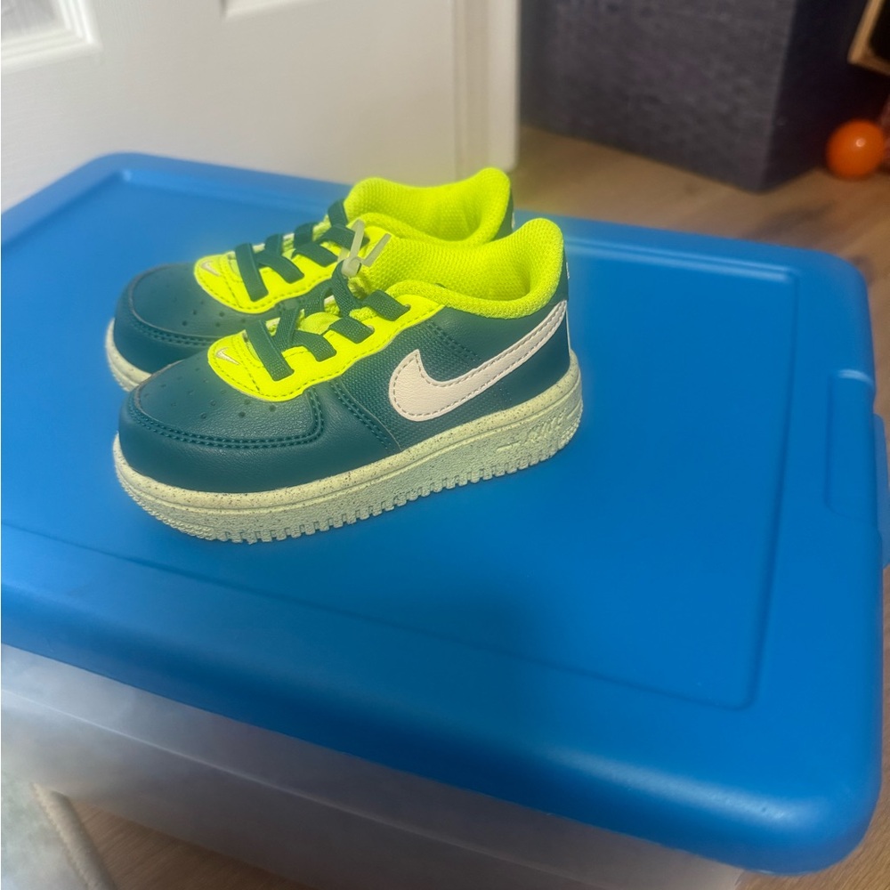Nike Kids Sneakers in Green and Neon Yellow